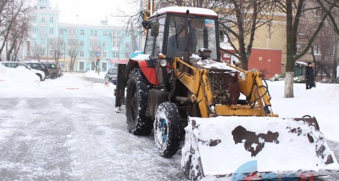 В Луганске ежедневно убирают снег 16 единиц спецтехники