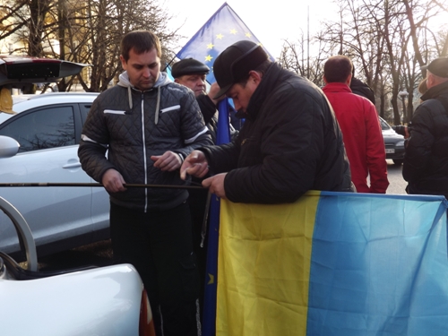 Луганская оппозиция устроила автопробег в поддержку киевского Евромайдана +