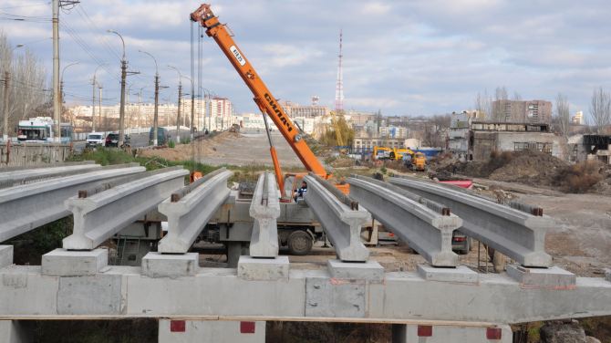 Путепровод по ул Советской строят днем и ночью