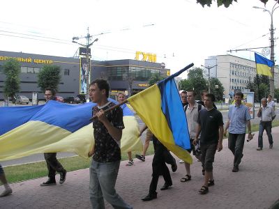 В День Конституции по Луганску пронесли метровый флаг Украины