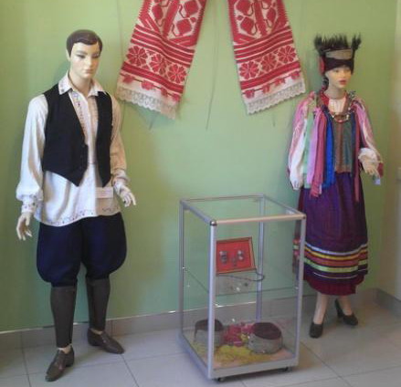 На Луганщине открылась выставка старинного костюма Экспонаты можно было примерить