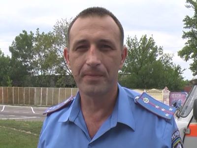 В Луганске милиционер спас жизнь летней девочки