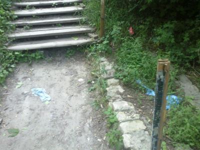 Жители Лисичанска около года ждали ремонта ступенек соединяющих остановку и жилой район