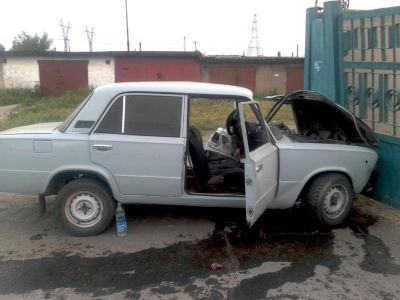 В Стаханове водитель Жигулей въехал в забор Два человека пострадали