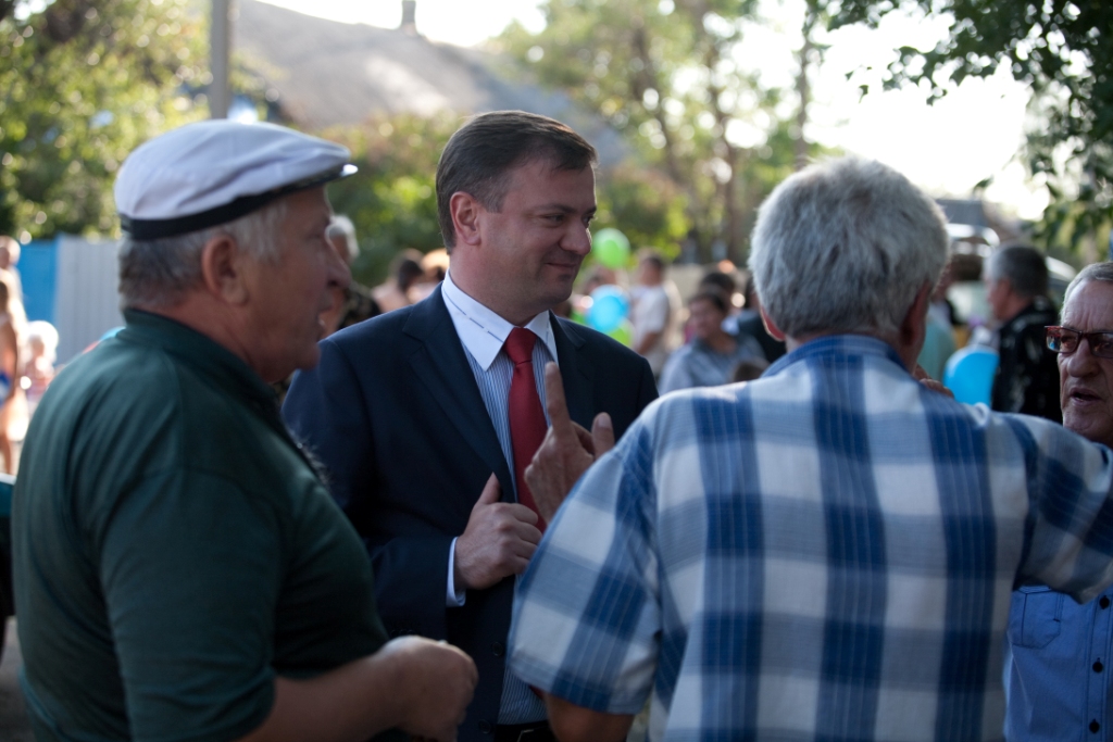 Владимир Медяник поздравил жителей УралоКавказа с Днем рожденния поселка