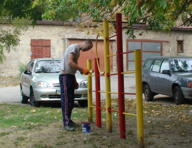 Владимир Медяник помог провести субботник на Советской