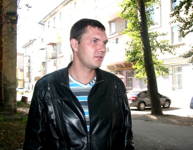 По инициативе Владимира Медяника состоялся еще один субботник на площади Героев Великой Отечественной войны