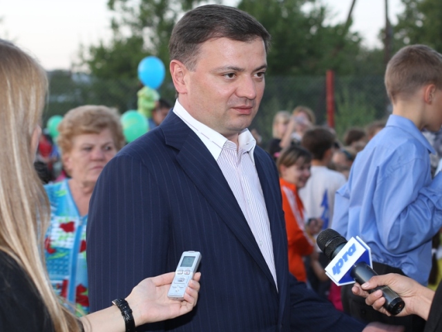 Владимир Медяник открыл новую детскую площадку на улице им Газеты Луганская правда