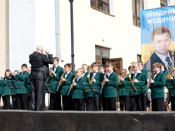 Владимир Медяник поздравил жителей Молодогвардейска с Днем города