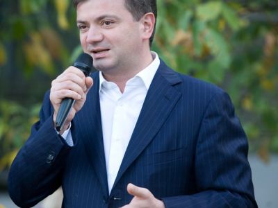 Владимир Медяник помог установить детскую площадку в поселке Краснодон