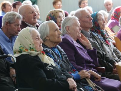 Владимир Медяник поздравил луганских ветеранов войны и труда