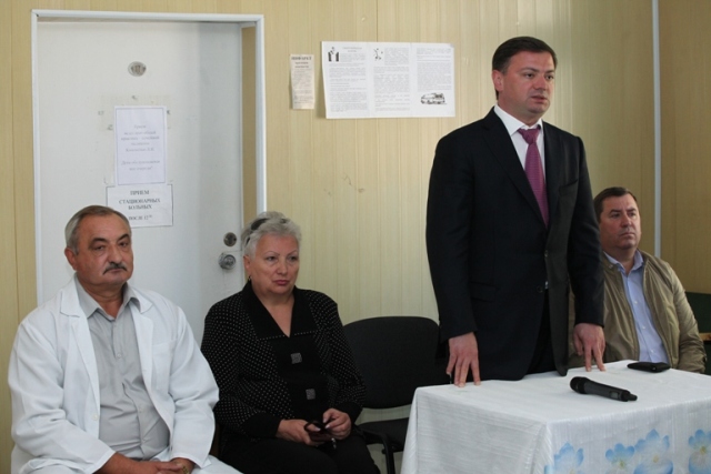 Владимир Медяник провел встречу с медиками больницы в Новосветловке