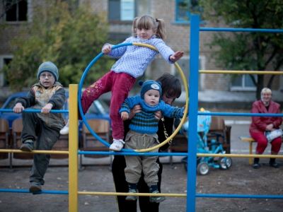 В поселке Орджоникидзе при содействии Владимира Медяника открыта первая детская площадка