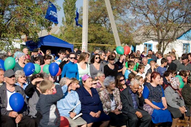 При содействии Владимира Медяника жители Новоалександровки с размахом отметили летие поселка
