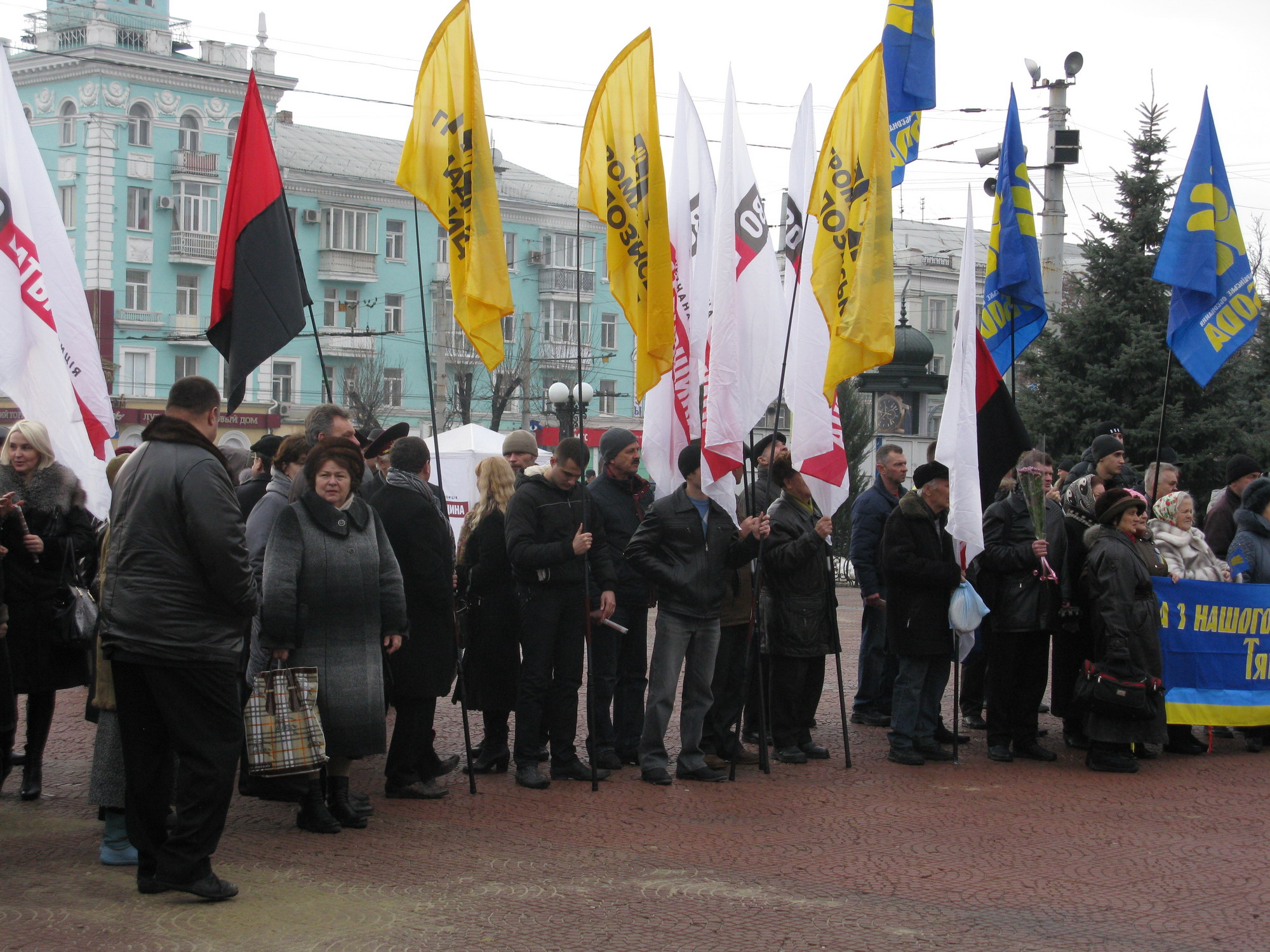 В Луганске оппозиция беззвучно отпраздновала День соборности Украины фото