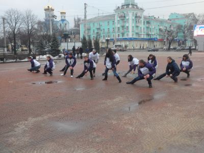 Уличную зарядку для всех желающих провели в Луганске фото видео