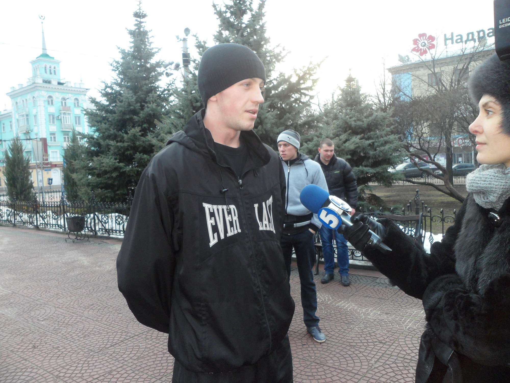 Уличную зарядку для всех желающих провели в Луганске фото видео