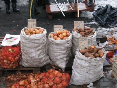 На оптовой ярмарке в Луганске возник ажиотаж вокруг куриных яиц фоторепортаж