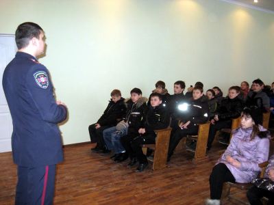 Луганских школьников окунули в милицейские будни фото