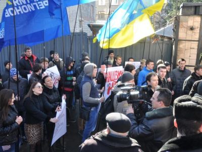 Сегодня в Луганске молодые регионалы встречали нардепа Швайку фото