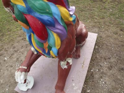 Луганский писанковый лев снова подвергся атаке фото