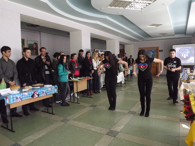 Луганские студенты предложили отведать борща и станцевать лезгинку фото видео