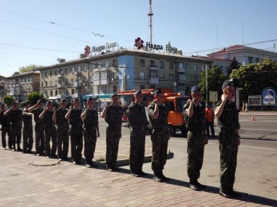 Репетицию парада ко Дню Победы провели в Луганске фото видео