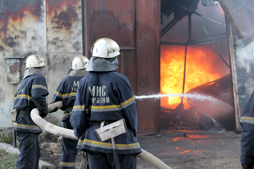 В Луганске горел склад со строительной химией фото видео
