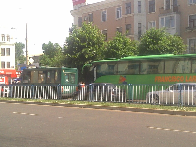 Гигантская пробка в самом центре Луганска фото видео