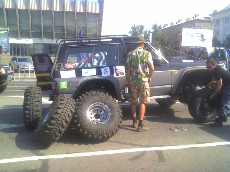Покататься в грязи починить машину испытать себя и получить удовольствие на Донбасстрофи фото видео