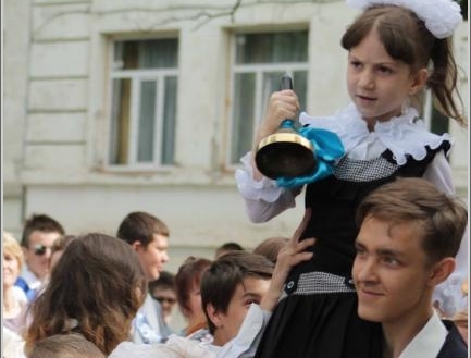 В школах Луганска зазвучали Последние звонки фото