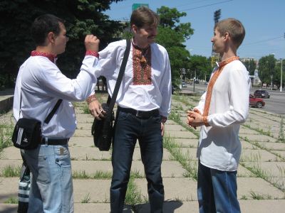 В Луганске провели марш в вышиванках фото