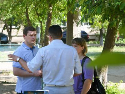 В Луганске по инициативе депутата Сергея Петракова возрождают детские площадки фото