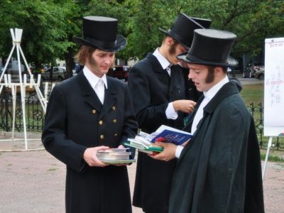 Пушкин в свой день рождения возложил цветы к памятнику Шевченко фото