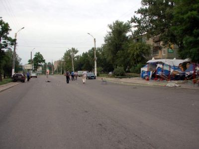 На Луганщине пьяный водитель въехал в остановку и летнее кафе фото