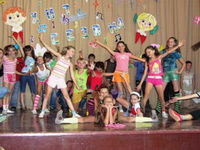 Луганские зори встретили детей локомотивостроителей фото