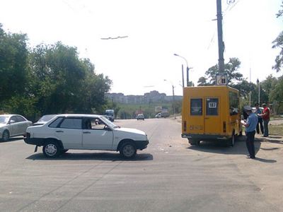В Луганске маршрутка с пассажирами врезалась в столб фото