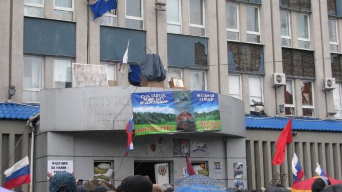 Повстанцы захватившие СБУ в Луганске передали в храм найденную в здании икону фото видео