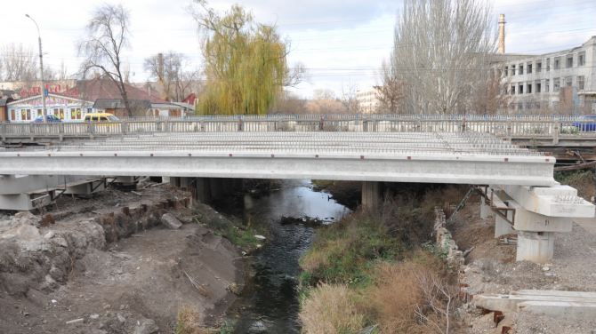 Путепровод по ул Советской строят днем и ночью