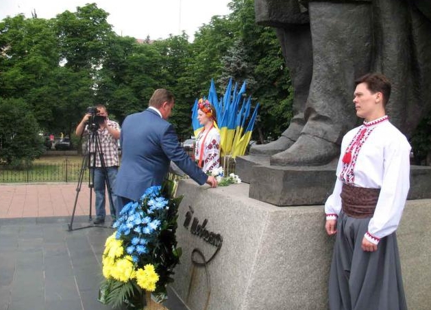В Луганске начали праздновать День Конституции