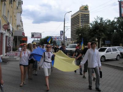 В День Конституции по Луганску пронесли метровый флаг Украины