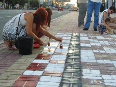 В центре Луганска нарисовали вышиванку