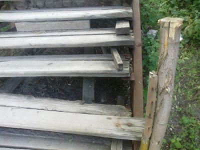 Жители Лисичанска около года ждали ремонта ступенек соединяющих остановку и жилой район