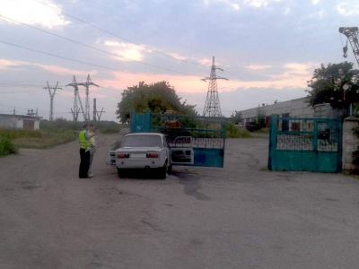 В Стаханове водитель Жигулей въехал в забор Два человека пострадали