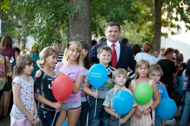 Владимир Медяник поздравил жителей УралоКавказа с Днем рожденния поселка