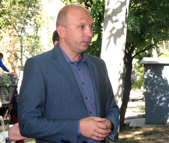 По инициативе Владимира Медяника состоялся еще один субботник на площади Героев Великой Отечественной войны