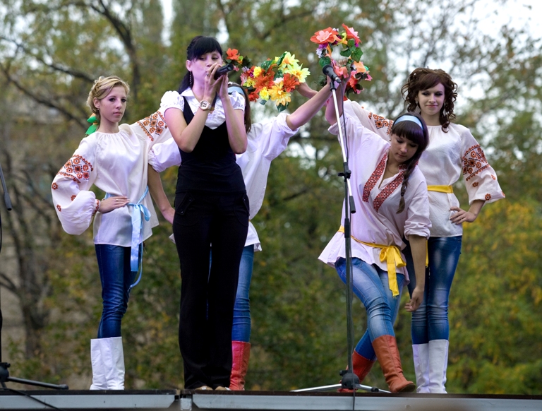 Владимир Медяник поздравил поселок Краснодон с Днем рождения