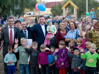 Владимир Медяник помог установить детскую площадку в поселке Краснодон