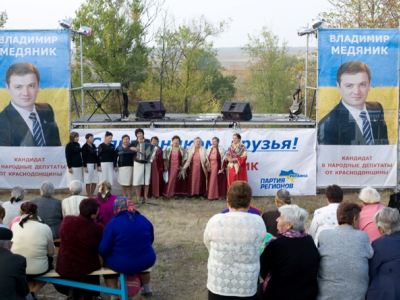 Владимир Медяник посетил торжества по случаю Дня рождения поселка Изварино