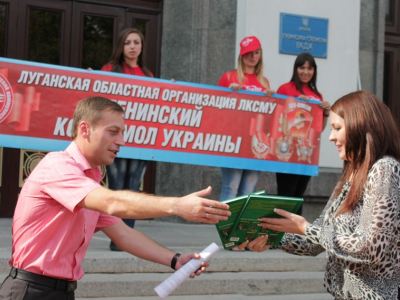 ЛОО ПР вручила коммунистам буквари